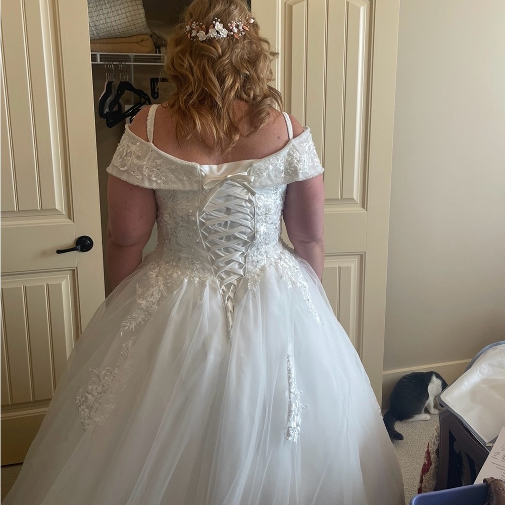Elegant White Off-Shoulder Wedding Dress - Picture 3 of 3